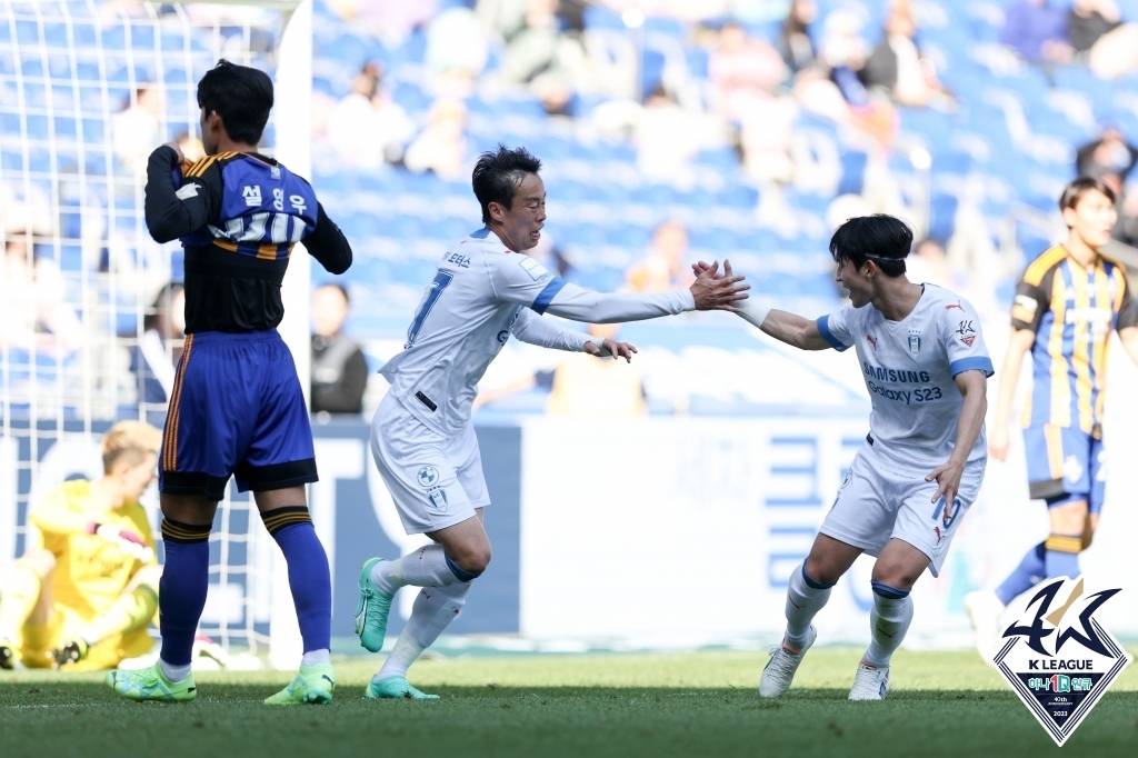 '루빅손 멀티골' 울산, 수원 2-1 꺾고 '개막 6연승 신바람'