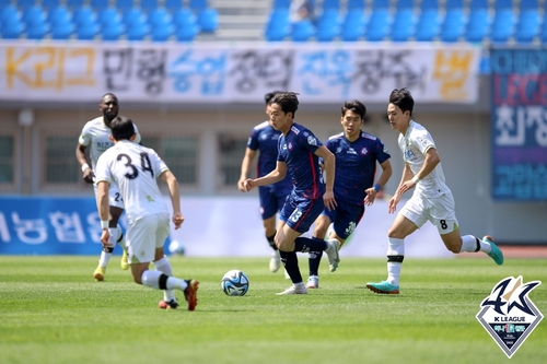 10명 버틴 K리그2 이랜드, 안산 4-1 잡고 시즌 첫 승리(종합)