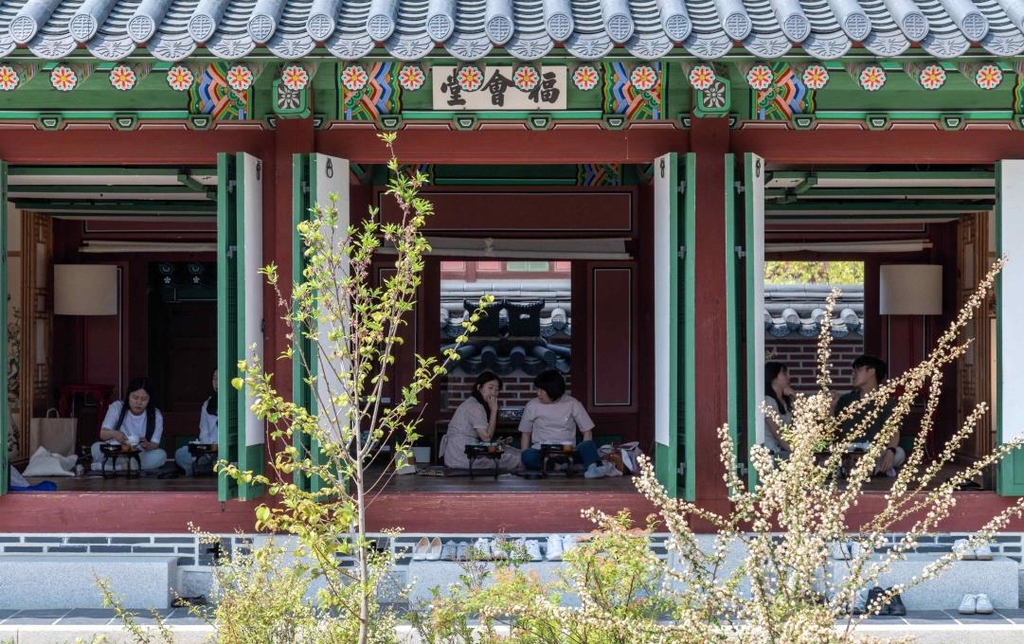 "조선 왕실이 즐긴 전통 차, 떡 맛보세요"…경복궁서 다과 체험