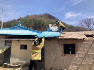 강풍 경보 울진서 지붕 파손 등 피해 속출…16건 안전 조치