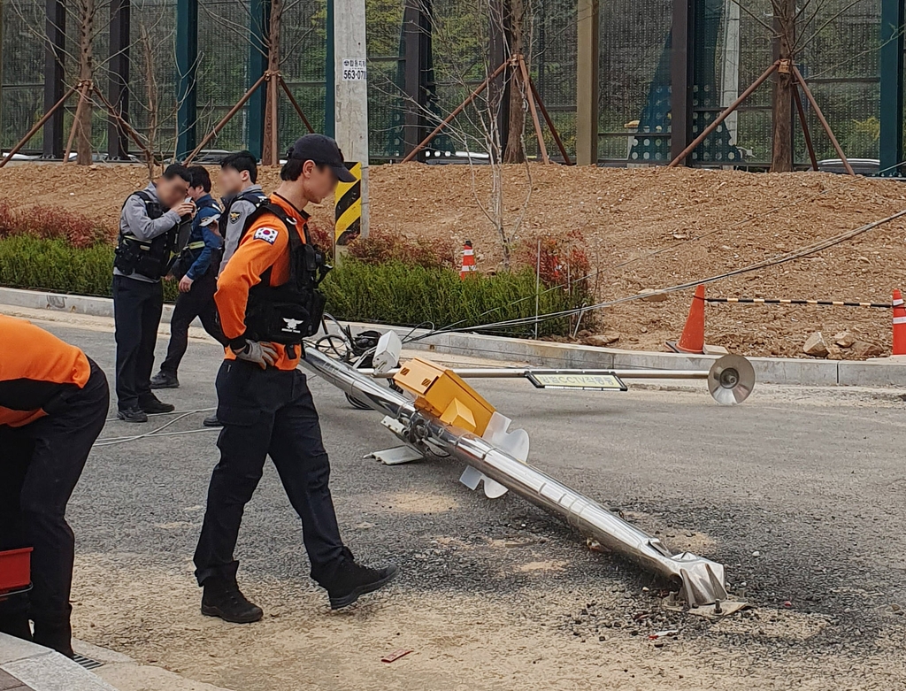 전신주 쓰러지고 간판 떨어져…인천 강풍 피해 잇따라