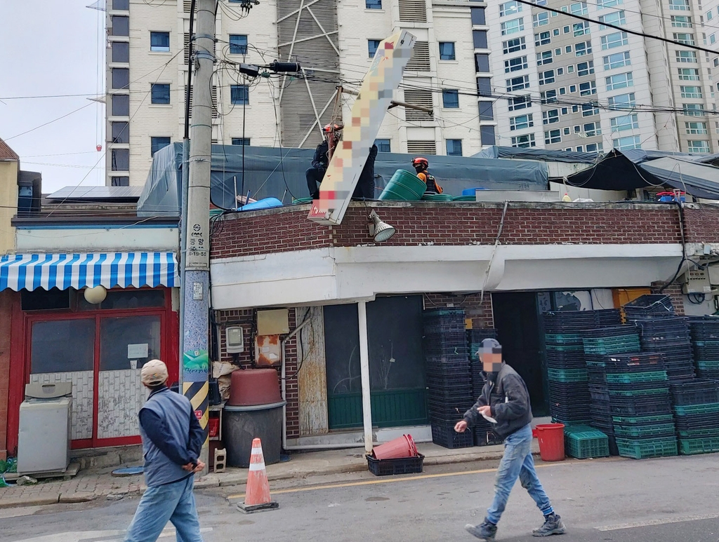 전신주 쓰러지고 간판 떨어져…인천 강풍 피해 잇따라