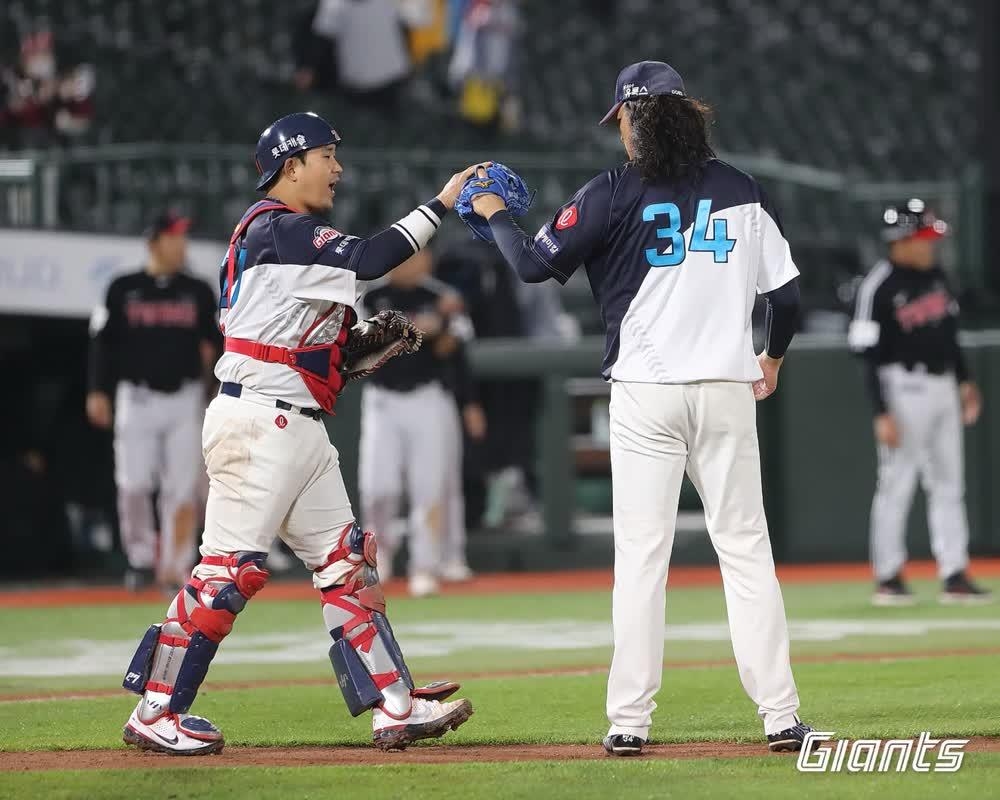 '유강남 더비'서 롯데, LG에 6-5 역전승…SSG 5연승 질주(종합)