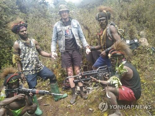 인니군, 파푸아서 뉴질랜드 조종사 납치범 체포…행방은 아직