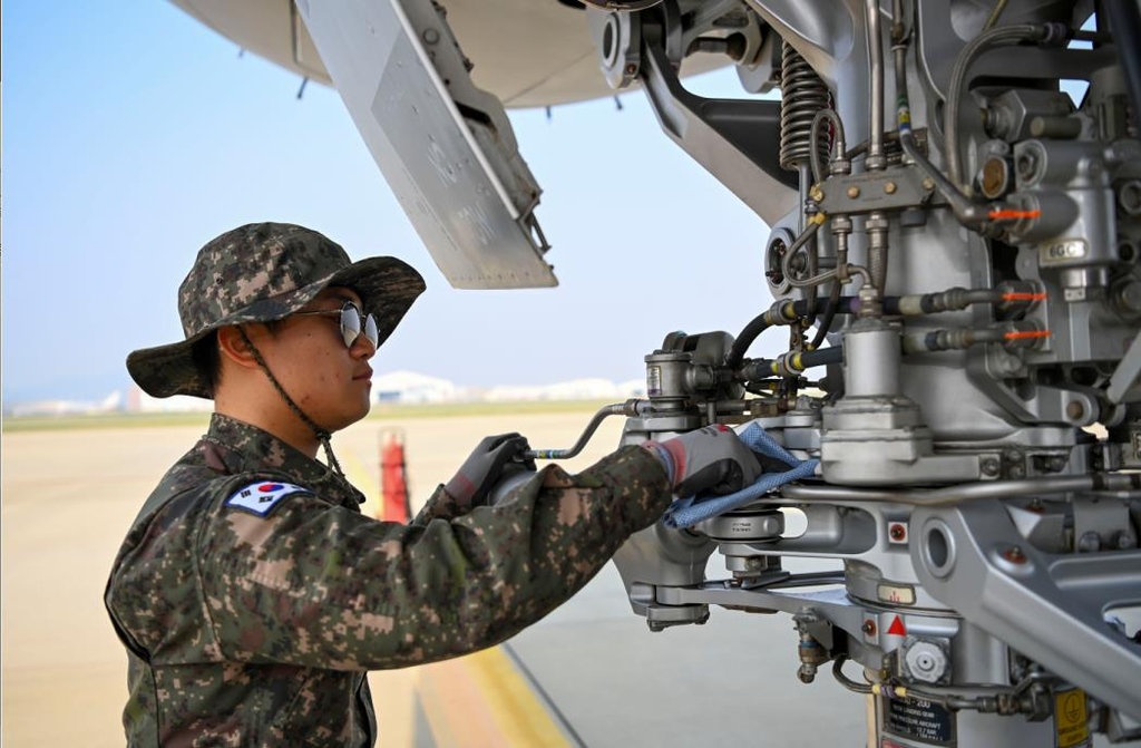 [르포] F-15·16 공중급유 '직관'…'촉수'처럼 뻗더니 10㎝ 구멍에 '쏙'