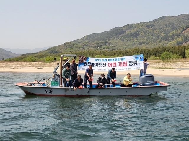 [경남소식] 도 수산자원연구소, 섬진강 일대 어린 재첩 40만 마리 방류