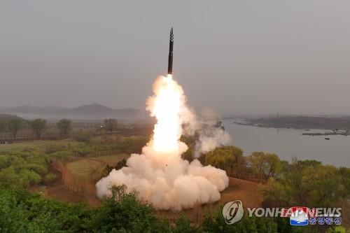 첫 '콜드 론치' 발사…'화성-18형' 화염 색상·형태 기존과 달라