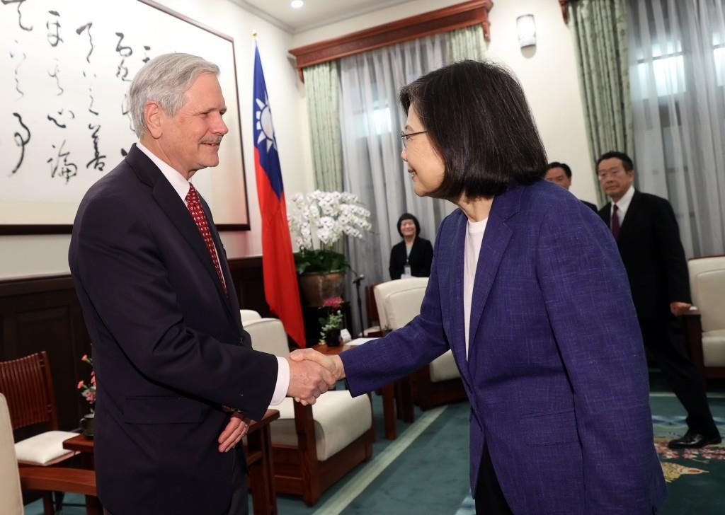 美상원의원, 차이잉원 만나 "대만에 차질없이 무기 인도해야"