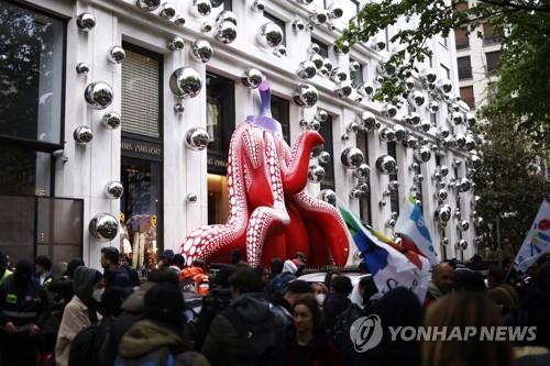 프랑스 시위대가 루이뷔통 본사에 난입한 까닭은