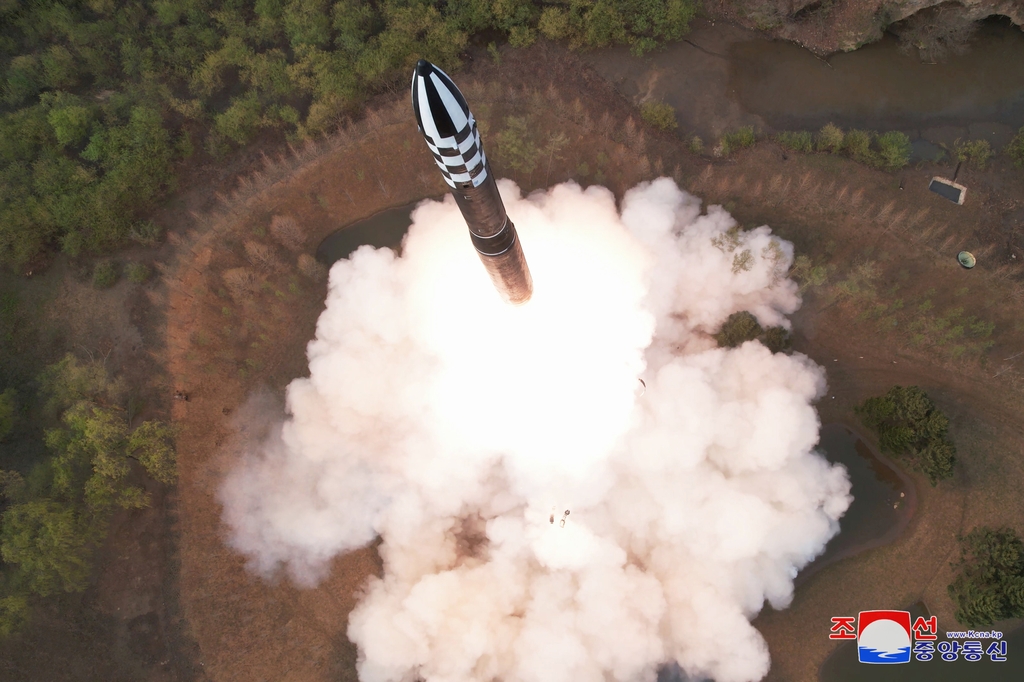 북한, 신형 대륙간탄도미사일(ICBM) '화성포-18형' 발사