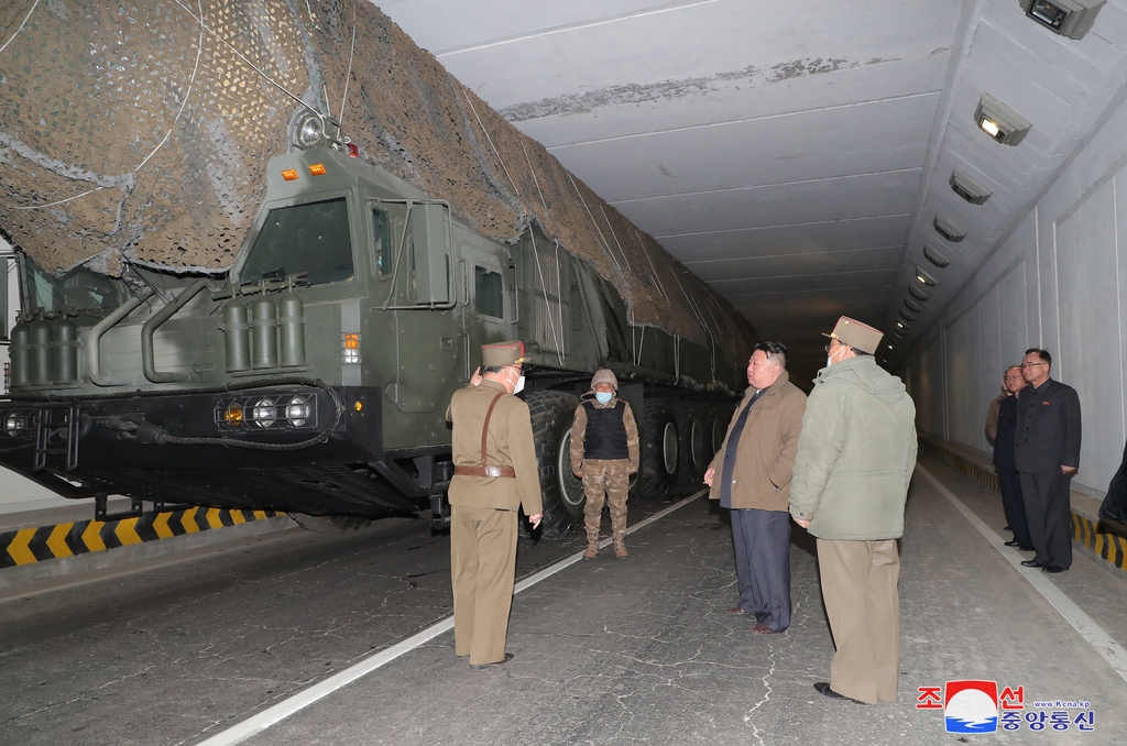 북한, 신형 대륙간탄도미사일(ICBM) '화성포-18형' 발사