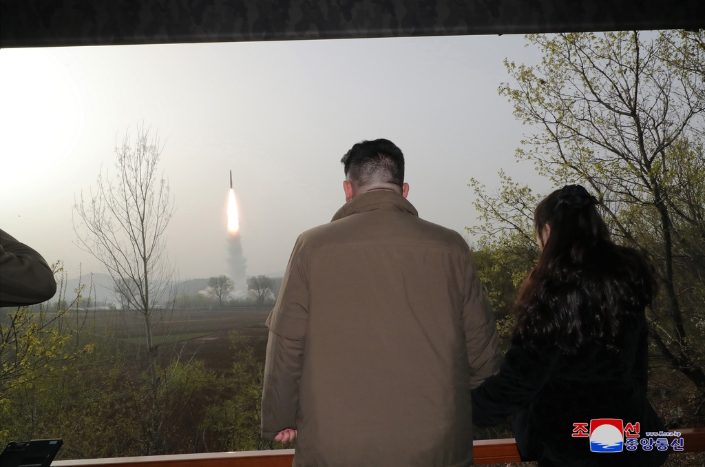 북한, 신형 대륙간탄도미사일(ICBM) '화성포-18형' 발사