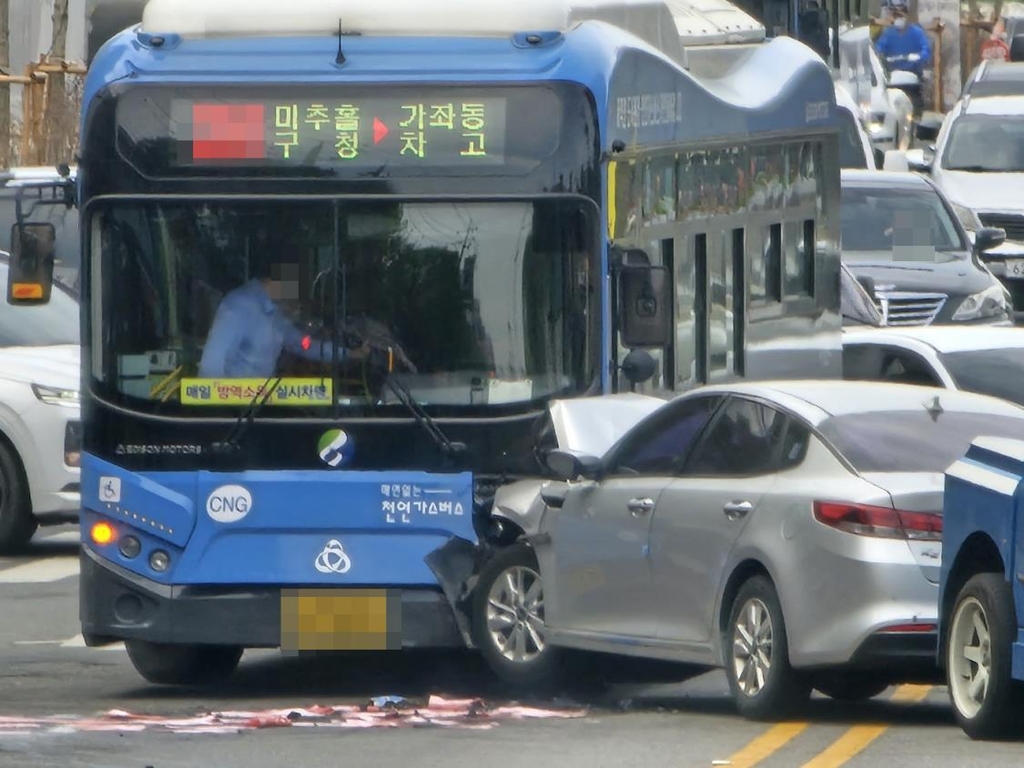 인천서 중앙선 넘은 승용차, 시내버스와 충돌…3명 부상