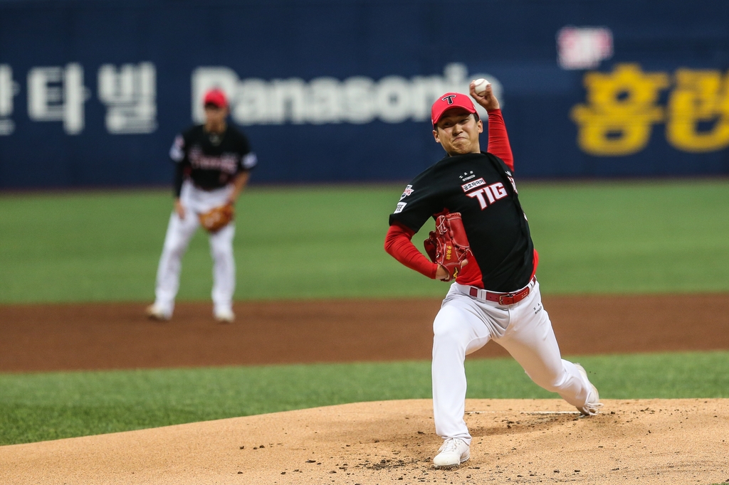 KIA 신인 윤영철, KBO 데뷔전서 3⅔이닝 5실점 '호된 신고식'