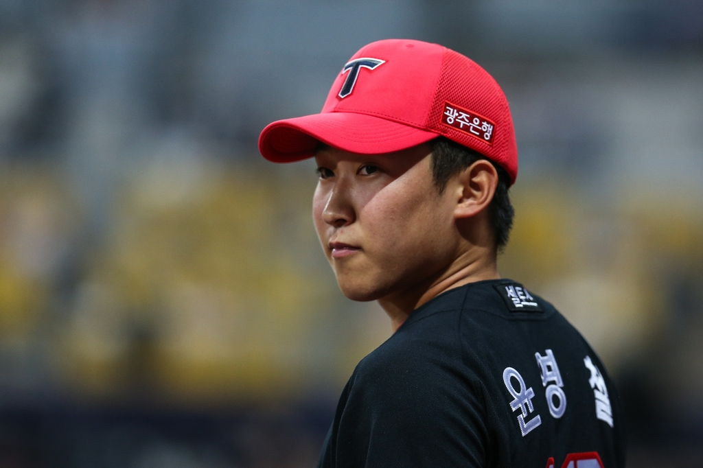 KIA 신인 윤영철, KBO 데뷔전서 3⅔이닝 5실점 '호된 신고식'