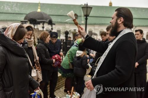 우크라에 돌아온 부활절…차분함 속 달걀 나누며 희망 기원