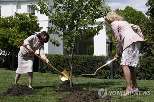 日총리 부인, 백악관 방문…美 영부인과 왕벚나무 식수