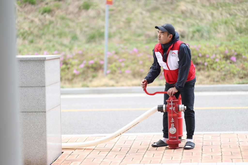 "서로 미소지으며 힘내요" 펜션 잃었지만, 봉사자로 참여한 부부