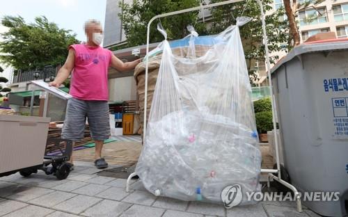 "페트병, 라벨 떼고 투명·유색 따로 버리세요"