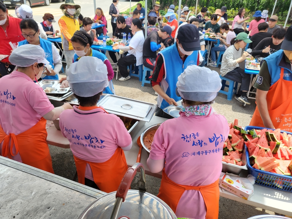 [#나눔동행] 10년째 무료밥차…"밥 한끼 소중한 분들 아직도 많아"