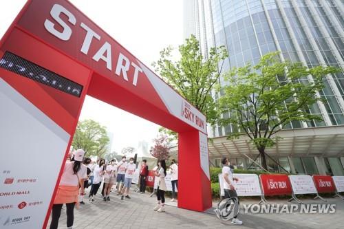 광주시 공직자들, 롯데월드타워 수직마라톤서 비엔날레 홍보