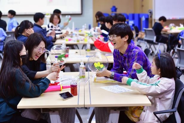 "엄마 책상도 지저분해요!"…삼성전기, 임직원 가족 초청 행사