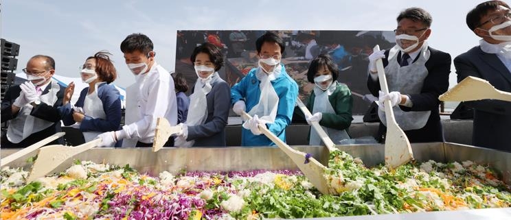 '새 단장' 강진 마량놀토 수산시장 문 열자 관광객 몰려