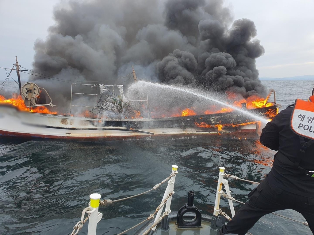 포항 호미곶 해상서 6t급 어선 화재로 침몰…4명 모두 구조