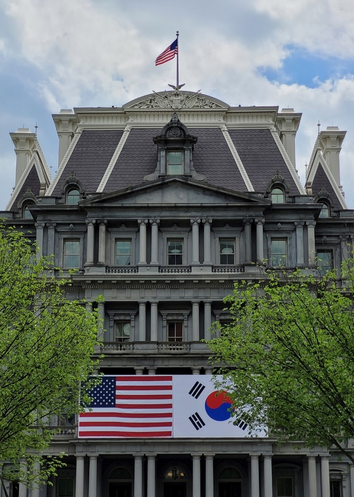 尹방문 앞둔 백악관에 태극기 든 미군의장대…한인들도 '기대감'