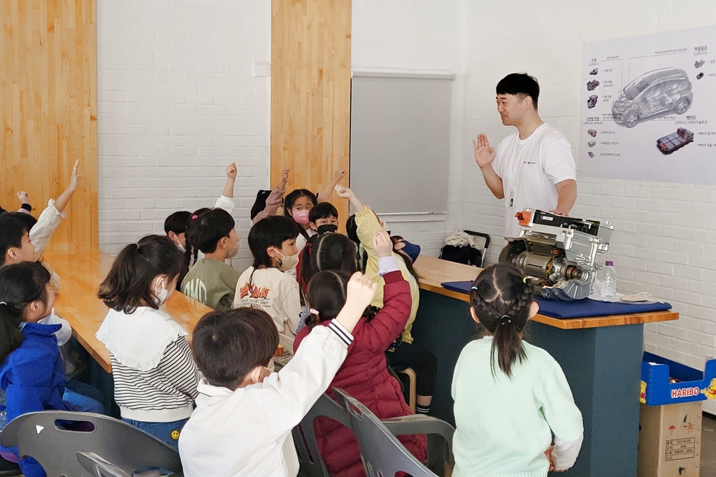 LG마그나, 초등학교서 전기차 체험교실 개최