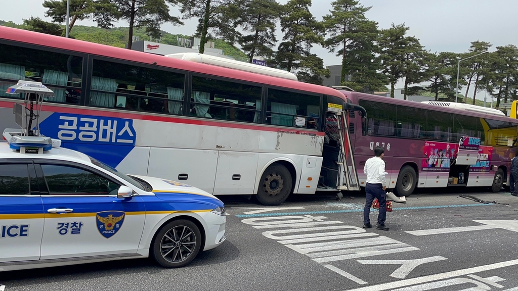 경부고속도로 서울TG 부근서 6대 추돌 사고…7명 이송