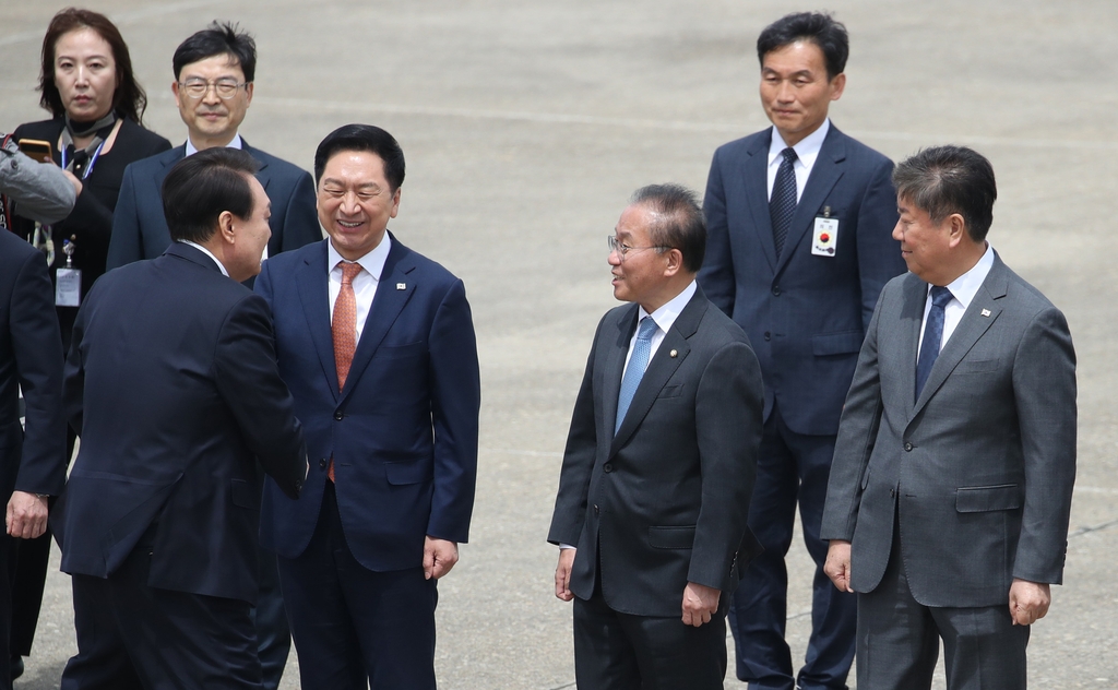 미국 국빈 방문 떠나는 윤석열 대통령 내외