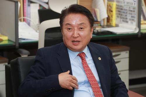 김영환 충북지사, 정무라인 교체로 국면 전환 모색