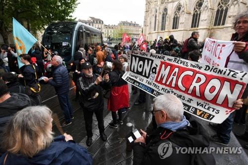 마크롱 "연금 개혁, 더 신경 쓰지 못한 것 인정"