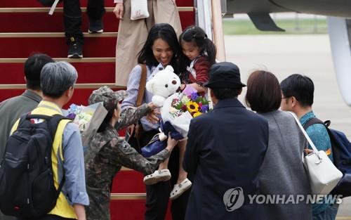 수단 교민 28명 서울공항 도착…꽃다발 받고 환한 웃음(종합)