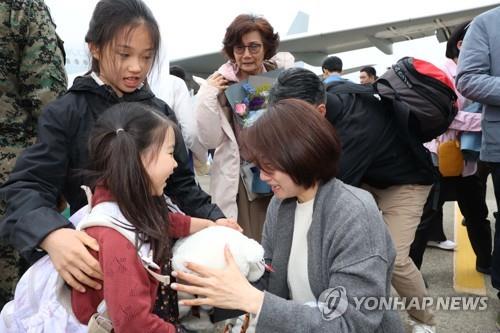 수단 교민 28명 서울공항 도착…꽃다발 받고 환한 웃음(종합)