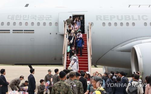 수단 교민 28명 서울공항 도착…꽃다발 받고 환한 웃음(종합)