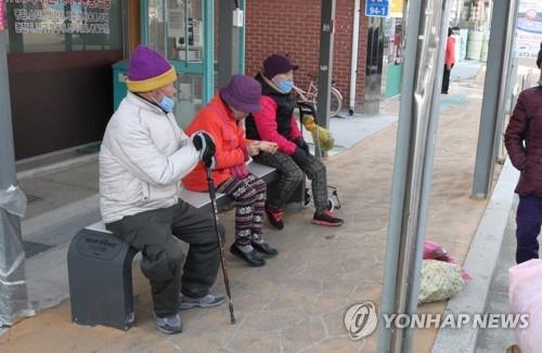 "관절 아픈 노인들에겐 절실"…버스정류장 벤치 설치 목소리