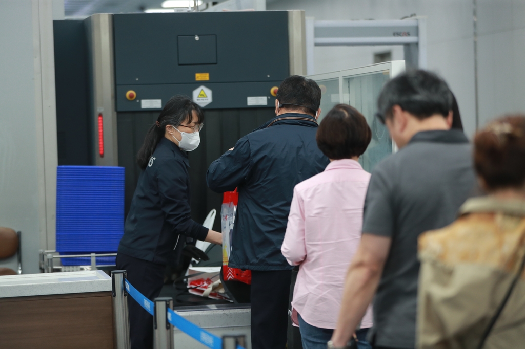 [르포] "마약 반입 막아라"…김해공항, 물샐틈없는 검색에 분주