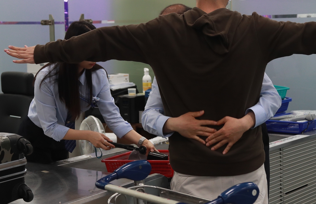 [르포] "마약 반입 막아라"…김해공항, 물샐틈없는 검색에 분주