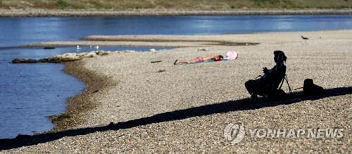 "내 마당서 나체로 선탠할 권리 있다" 獨 건물주 승소