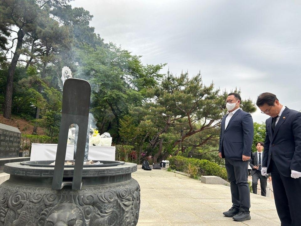 이정식, 산재 희생자 위령탑 참배…"안전한 일터 조성 함께하자"(종합)