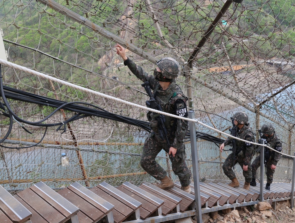 [르포] 철책 살짝만 꼬집어도 지통실에 '신호'…최전방 GOP를 가다