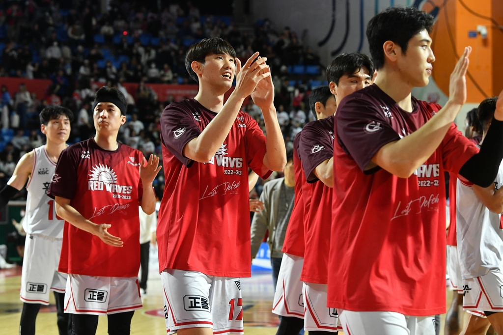 오세근·스펠맨 후반 폭발…프로농구 인삼공사, 챔피언전 2연승(종합)