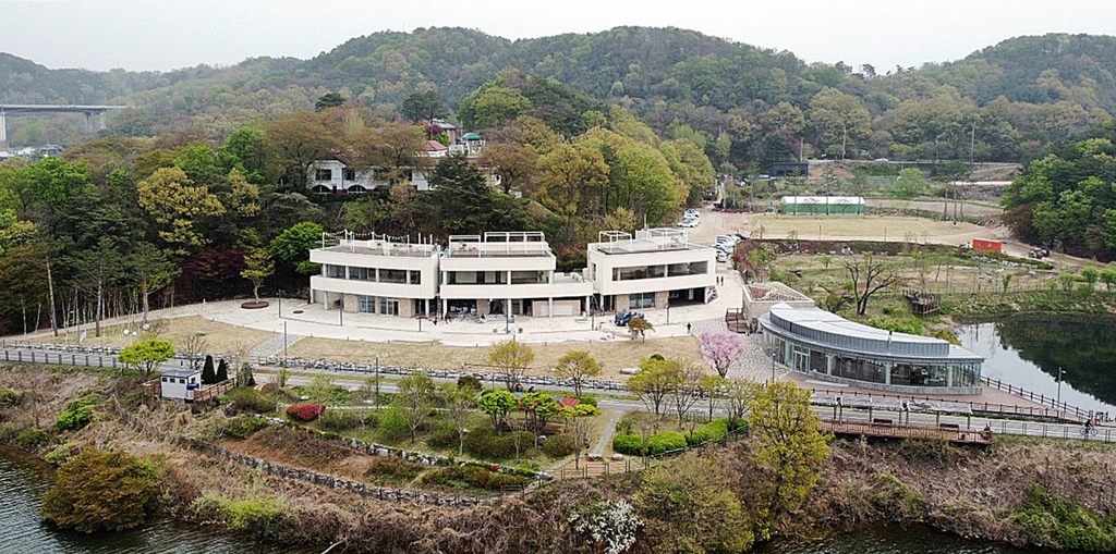 작년 폐업한 '팔당 명소' 봉주르, 새 주인 만나 재탄생