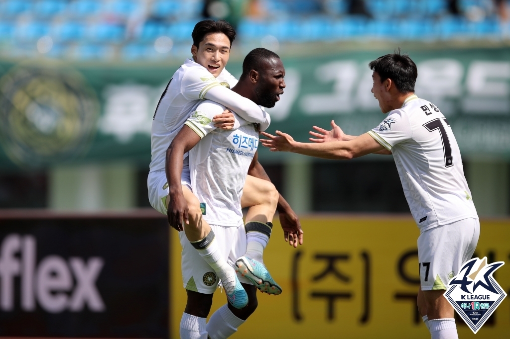 K리그2 김포, 김천 2-0 꺾고 1위 점프…개막 9경기 무패