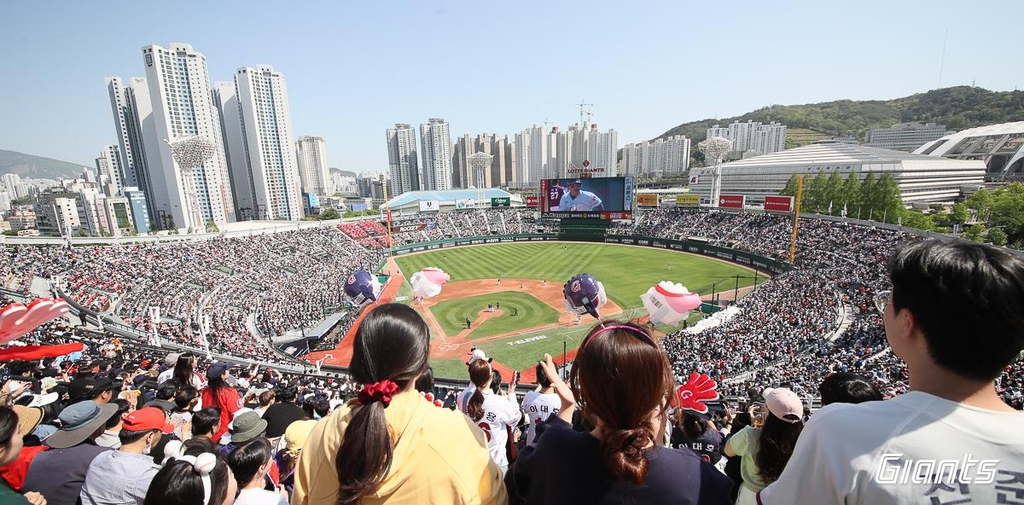 거침없는 롯데, 키움 꺾고 13년 만의 8연승·11년 만의 1위