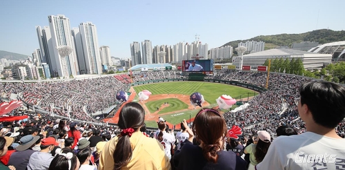 거침없는 롯데, 키움 꺾고 13년 만의 8연승·11년 만의 1위(종합)