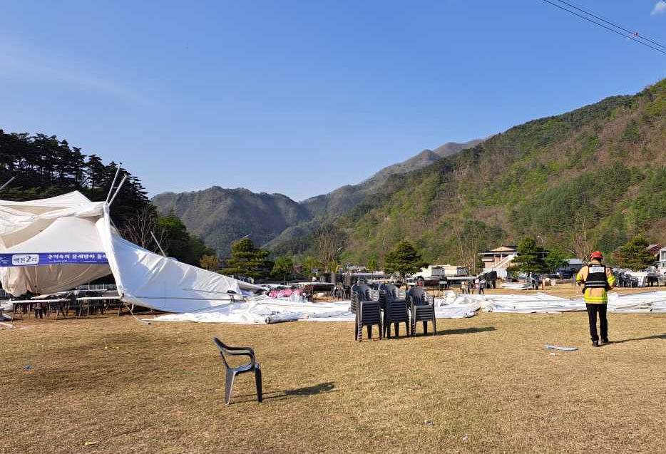 정선 행사장서 강풍에 텐트 쓰러져 7명 부상