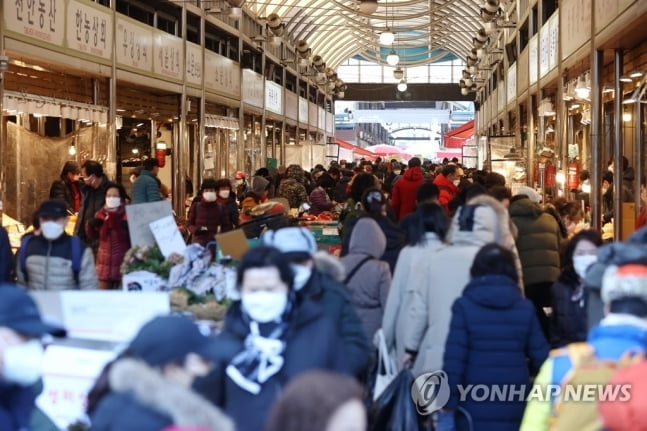 물가상승 '1년만에 최저'…공공요금·유가 '암초'